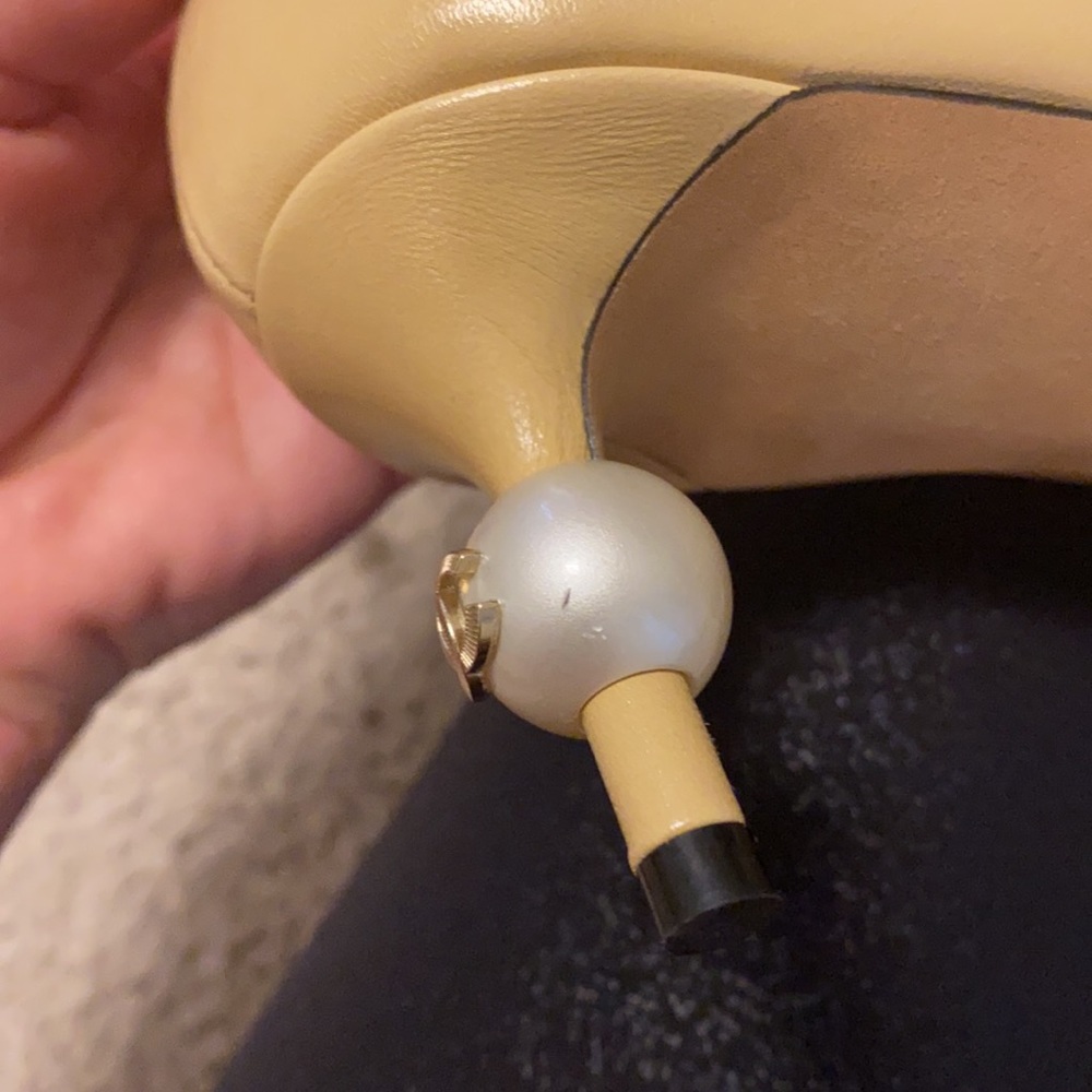 Chanel two tone pearl heel pumps - Picture 11 of 15